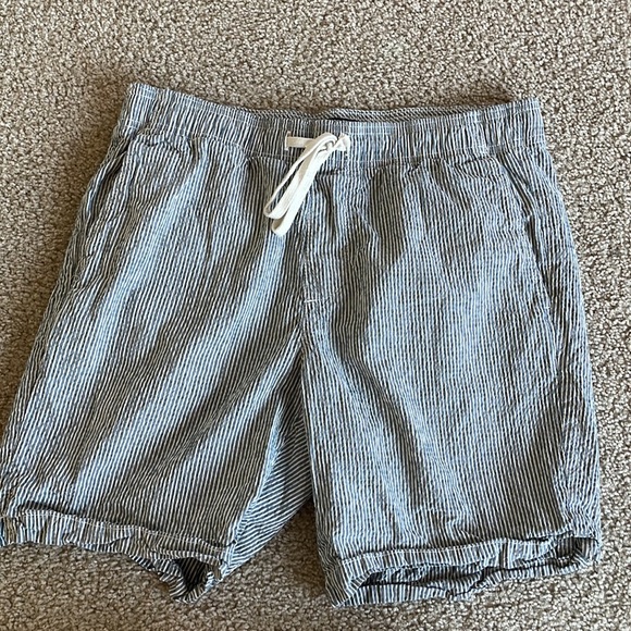 Banana Republic Other - Banana Republic 8”  Easy Short striped seersucker medium